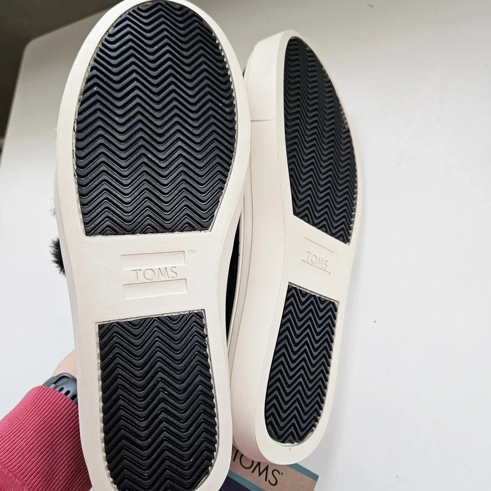TOMS Slip On Sneaker Booties Womens 7 Black Leather Faux Fur Platform Minimalist